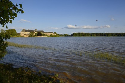 France, Ille-et-Vilaine (35), forêt de Brocéliande, l'abbaye de Paimpont en bordure de l'étang