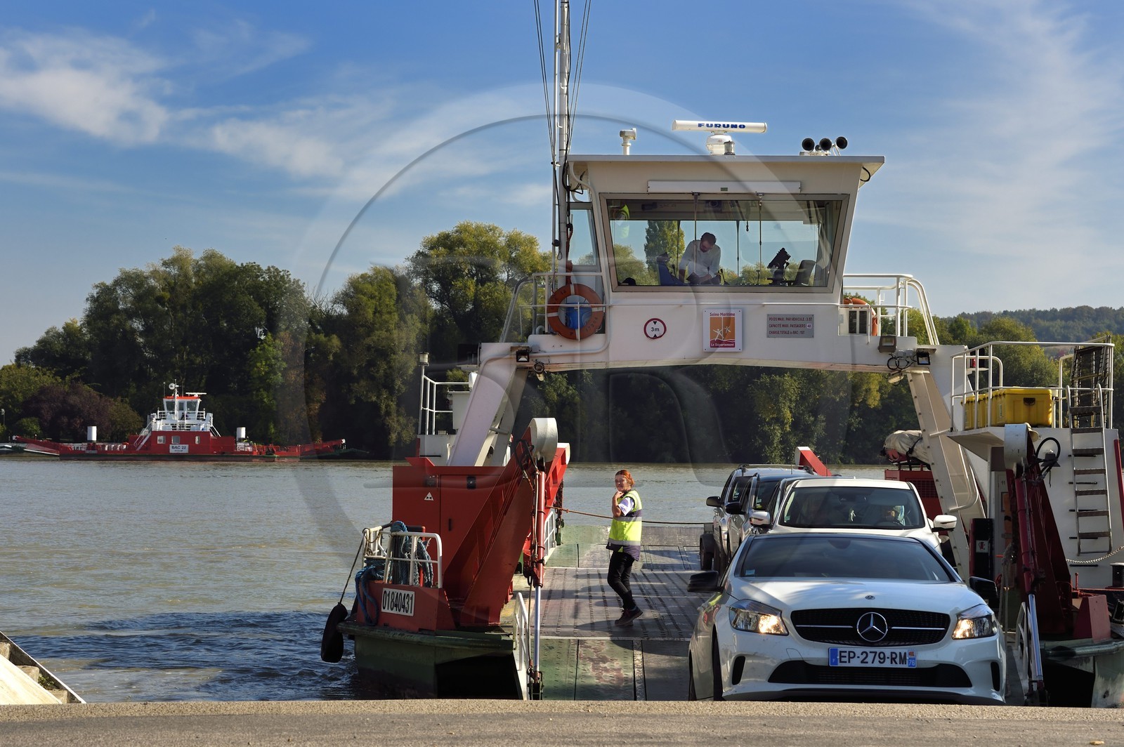 France, Seine-Maritime (76), Pays de Caux, Parc naturel régional des Boucles de la Seine normande, traversée du bac auto sur la Seine à Yainville