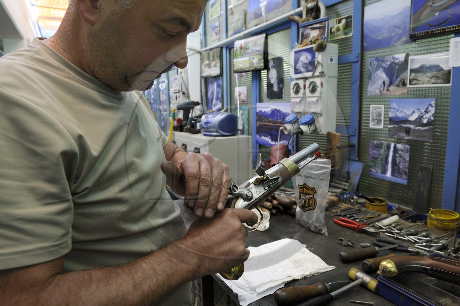Italie, Lombardie, province de Brescia, Gardone Val Trompia, fabriquant d’armes historiques à chargement par la bouche Davide Pedersoli & C, montage final d'un pistolet