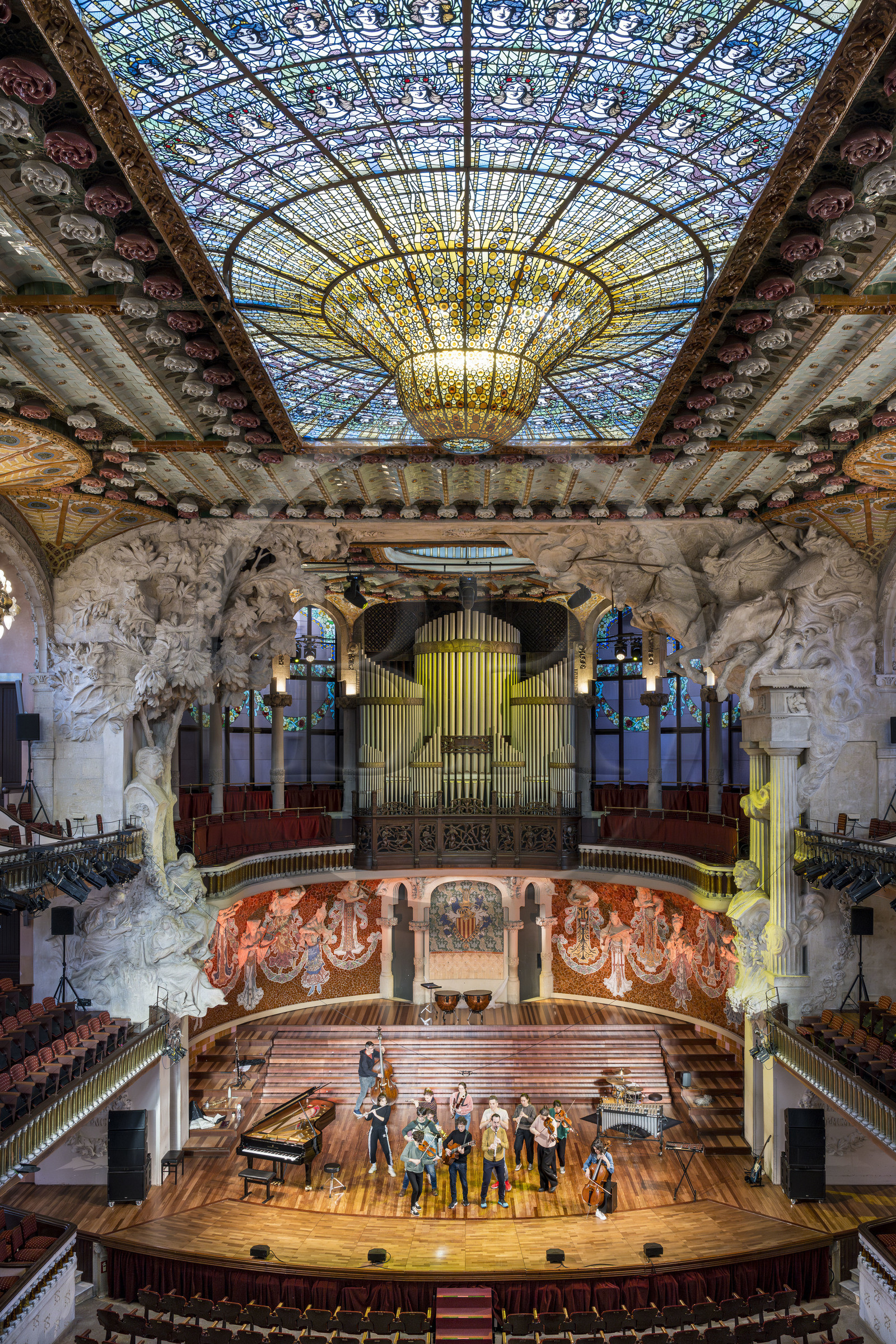 Espagne, Catalogne, Barcelone, Palau de la Musica Catalana (palais de la musique catalane), salle de concert dessinée par l'architecte du modernisme catalan Lluis Domènech i Montaner, site classé au Patrimoine Mondial de l'UNESCO, grande verrière, coupole de vitraux oeuvre de Antoni Rigalt i Blanch