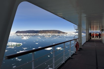 Groenland, cote ouest, baie de Disko, le bateau de croisière MS Fram de la compagnie Hurtigruten progresse entre les icebergs de la baie de Quervain, le glacier Kangilerngata sermia à gauche et le glacier Eqip Sermia (glacier Eqi) à droite