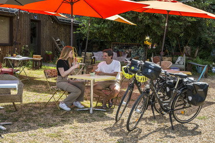 France, Maine-et-Loire (49), vallée de la Loire classée au Patrimoine Mondial par l'UNESCO, Gennes-Val-de-Loire, randonnée à bicyclette sur les berges de la Loire, pause à la librairie-café L'Idiot de l'association Gabare And Co dans l'ancienne école des Filles de Chênehutte