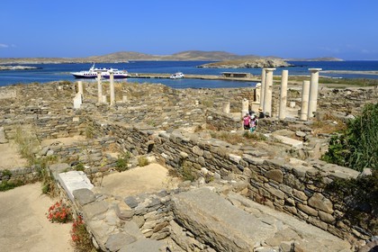 Grèce, île de Delos, classée Patrimoine Mondial de l'UNESCO, site archéologique de Délos, sanctuaire d'Apollon, la plus grande cité antique de la mer Egée, quartier du théatre
