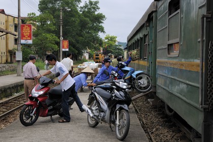 Vietnam, train de jour de Lao Cai à Hanoï, gare de Yen Bai, transport des motos dans un wagon spécial