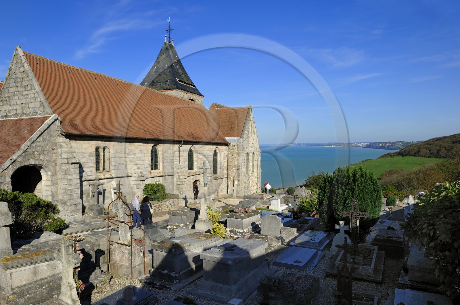France, Seine-Maritime (76), Pays de Caux, l'église de Varengeville-sur-Mer et son cimetière marin surplombant les falaises de la Côte d'Albatre