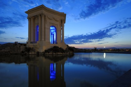 France, Hérault (34), Montpellier, centre historique, place du Peyrou, château d'eau, éclairage bleu du plasticien Yann Kersalé