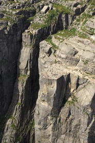 Norvège, Rogaland, randonneurs rocher de la Chaire (Preikestolen) dans le Lysefjord - fjord de Lysebotn (vue aérienne)