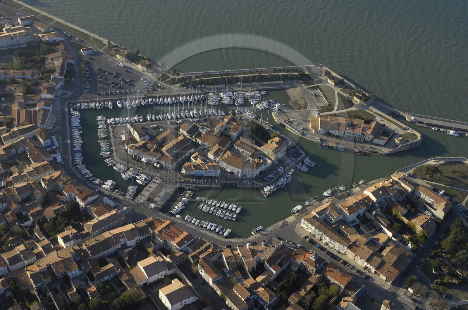 France, Charente-Maritime (17), ile de Ré, ville de Saint-Martin-de-Ré avec fortifications de Vauban (XVII ème siècle), le port (vue aérienne)