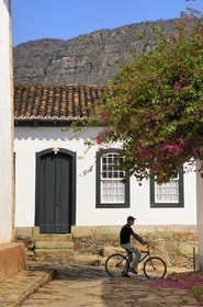 Brésil, Etat du Minas Gerais, Tirandentes, cycliste dans une ruelle de la vieille ville (Route de l'or, Estrada Real)