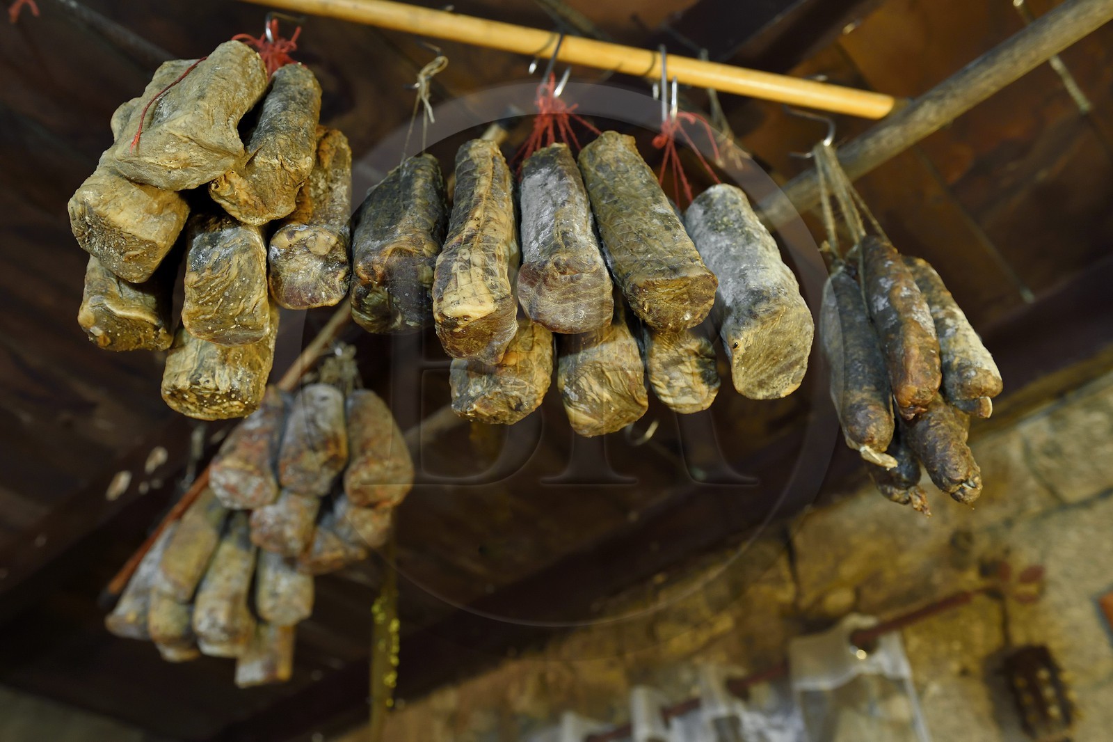 France, Corse-du-Sud (2A), Sartène, l'auberge l'Oasis du Lion à Roccapina, charcuteries suspendues au plafond