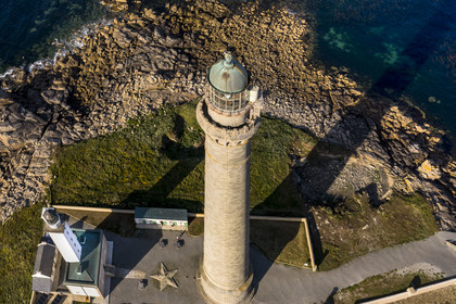 France, Finistère (29), Pays des Abers, Ile Vierge dans l'archipel de Lilia, le phare de l'Ile Vierge, le plus haut phare d'Europe avec 82,5 mètres, et l'ancien phare de 1845 (vue aérienne)