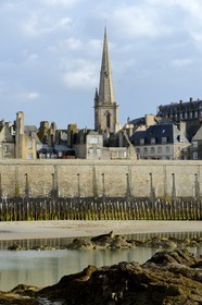 France, Ille-et-Vilaine (35), côte d'émeraude, les remparts nord de Saint-Malo et le clocher de la cathédrale Saint-Vincent