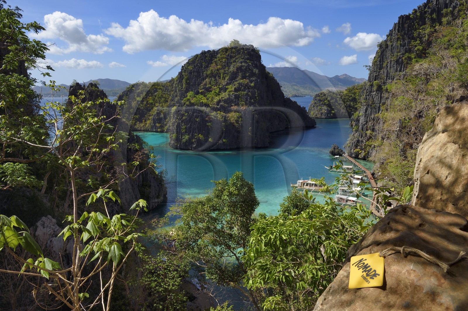 Philippines, Calamian Islands dans le nord de Palawan, Coron Island Natural Biotic Area, lagon sur le chemin du lac Kayangan, falaises abruptes et formations rocheuses karstique en calcaire du Permien