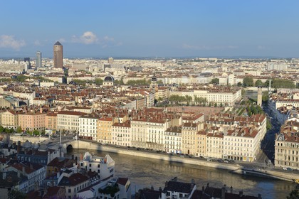 France, Rhône (69), Lyon, site historique classé Patrimoine Mondial de l'UNESCO, la place Bellecour dans le quartier de la Presqu'Ile entre Saône et Rhône, tour du Crédit Lyonnais dite le Crayon par les architectes Cossutta & Associates en arrière plan