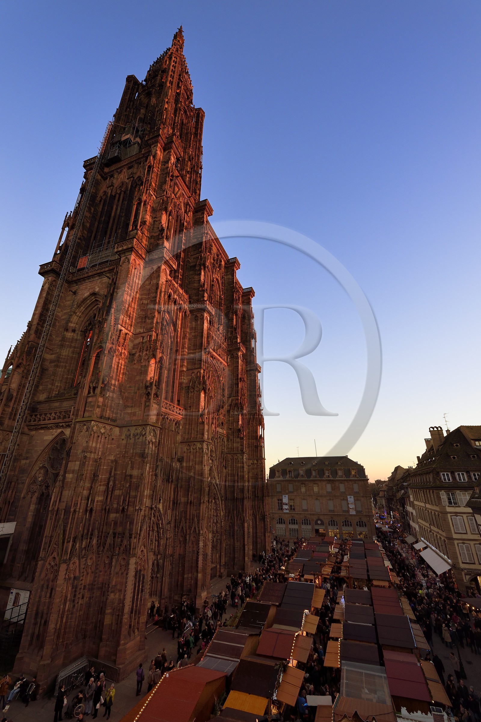 France, Bas-Rhin (67), Strasbourg, centre historique classé Patrimoine Mondial de l'UNESCO, place de la Cathédrale, marché de Noël (Christkindelsmarik) au pied de la Cathédrale Notre Dame