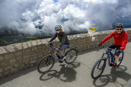 France, Vaucluse (84), Parc Naturel Régional du Mont Ventoux, Bedoin, cyclistes au sommet du Mont Ventoux (1910m), le guide-accompagnateur Olivier Brunaud (Egobike)