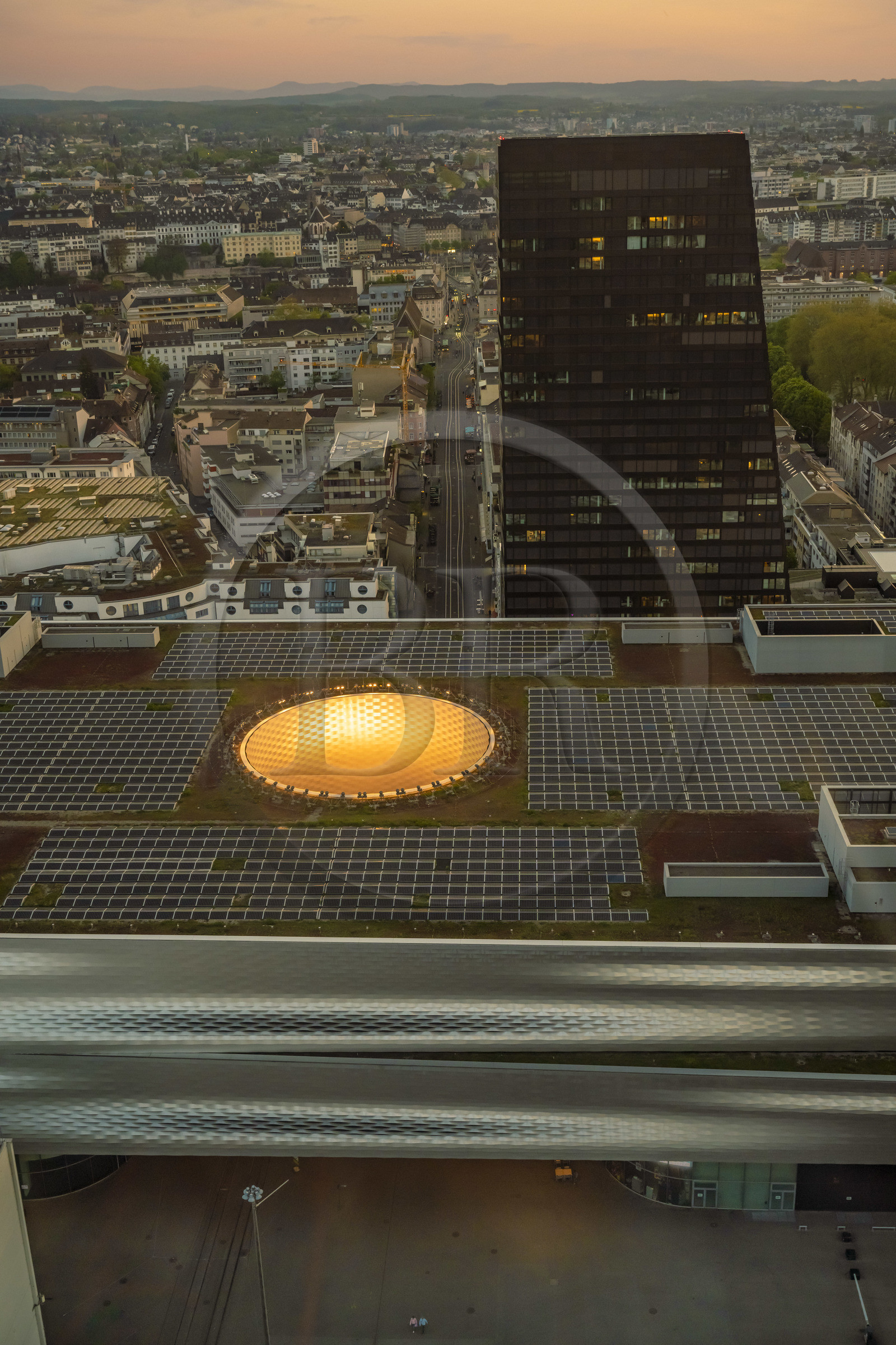 Suisse, Bâle, Messeplatz (Art Basel), le batiment du Salon de Bâle baptisé le City Lounge dessiné par les architectes Herzog et de Meuron, le trou caractéristique est appelé Fenster zum Himmel (fenêtre sur le ciel)