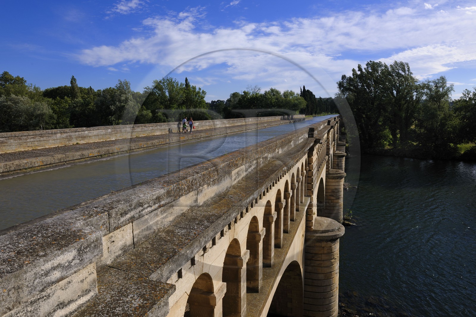 France, Hérault (34), Béziers, le Pont Canal du Canal du Midi, classé Patrimoine Mondial de l'UNESCO, passant sur la rivière Orb