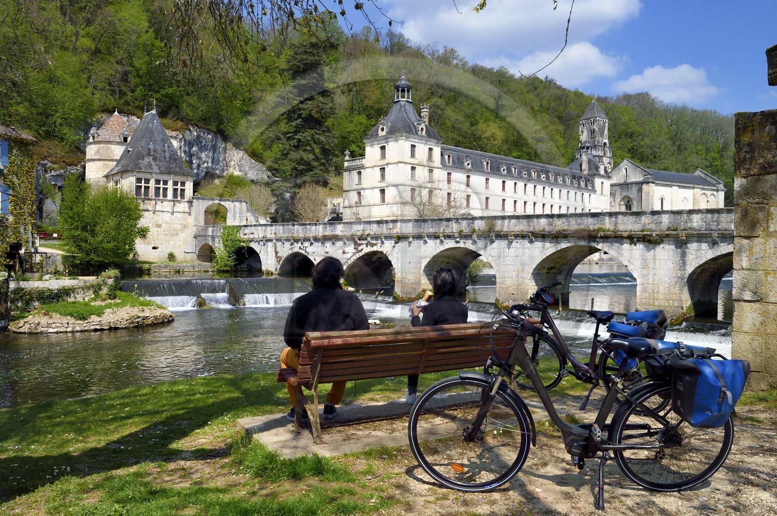 France, Dordogne, Brantome, cyclists on the Flow Vélo cycle route, picnic in the monks garden of Saint Pierre benedictine abbey