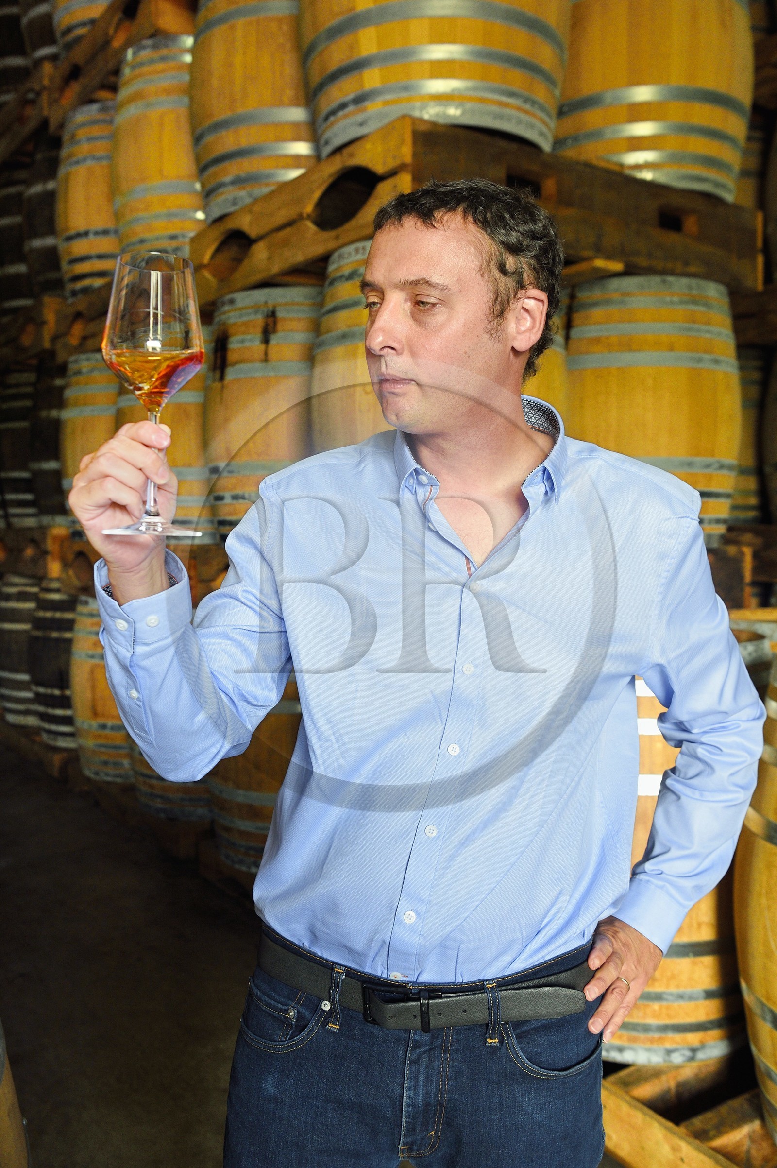 France, Ile de la Reunion, Saint Pierre, domaine de la distillerie Isautier, vieillissement des rhums vieux dans les chais entre 6 et 14 mois en futs neufs puis plusieurs années ensuite par lot en futs roux, Cyril Isautier directeur de la branche rhums et punchs du groupe Isautier