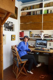 Paris (75), Cité Véron au 94 Bd de Clichy, appartement de Boris Vian, Nicole Bertolt qui gère le souvenir et l'oeuvre de Vian assise sur la chaise en équerres pointues imaginée et fabriquée par Vian qui ne trouvait pas de chaise à sa taille