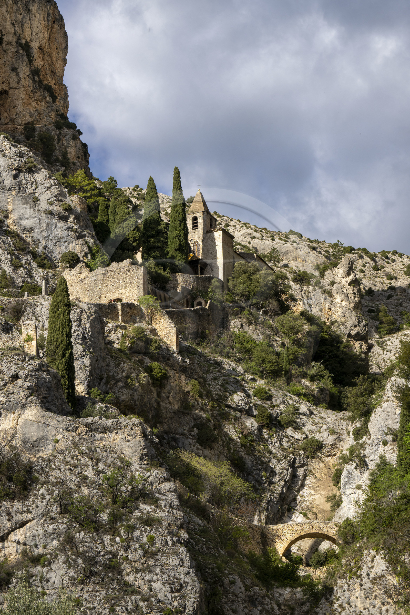 France, Alpes-de-Haute-Provence (04), Parc Naturel Régional du Verdon, Moustiers-Sainte-Marie, labellisé Les Plus Beaux Villages de France, la chapelle Notre-Dame de Beauvoir dans la falaise