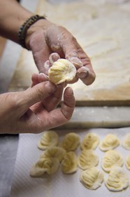 France, Alpes-Maritimes (06), vallée de la Roya (arrière-pays niçois), Tende, sugelli, pâte alimentaire de fabrication domestique préparée aujourd’hui à l’occasion des repas familiaux et festifs dans la vallée de la Roya