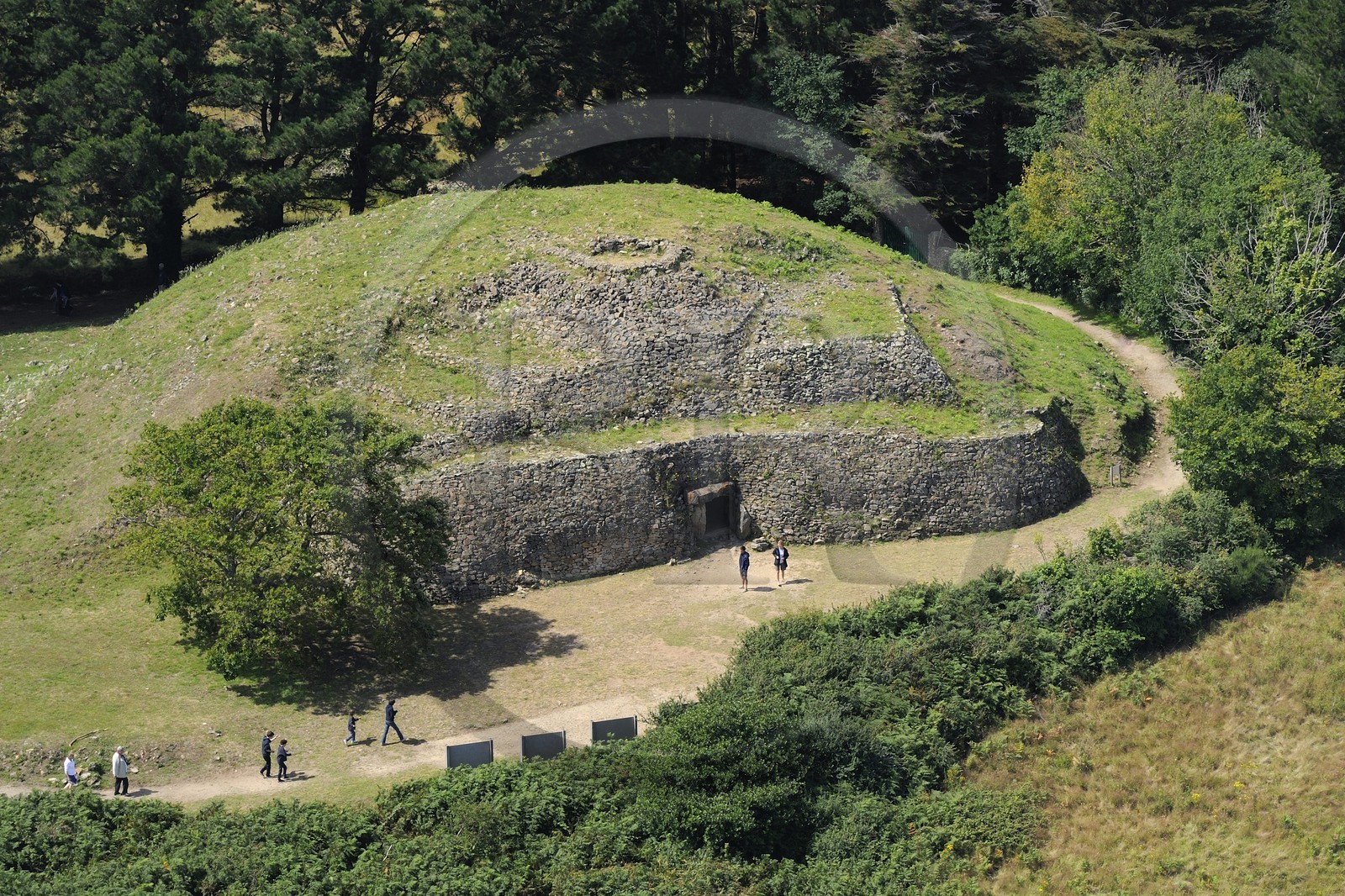 France, Morbihan (56), Golfe du Morbihan, Ile de Gavrinis, Cairn de Gavrinis datant de 3500 avant J.C. (vue aérienne)