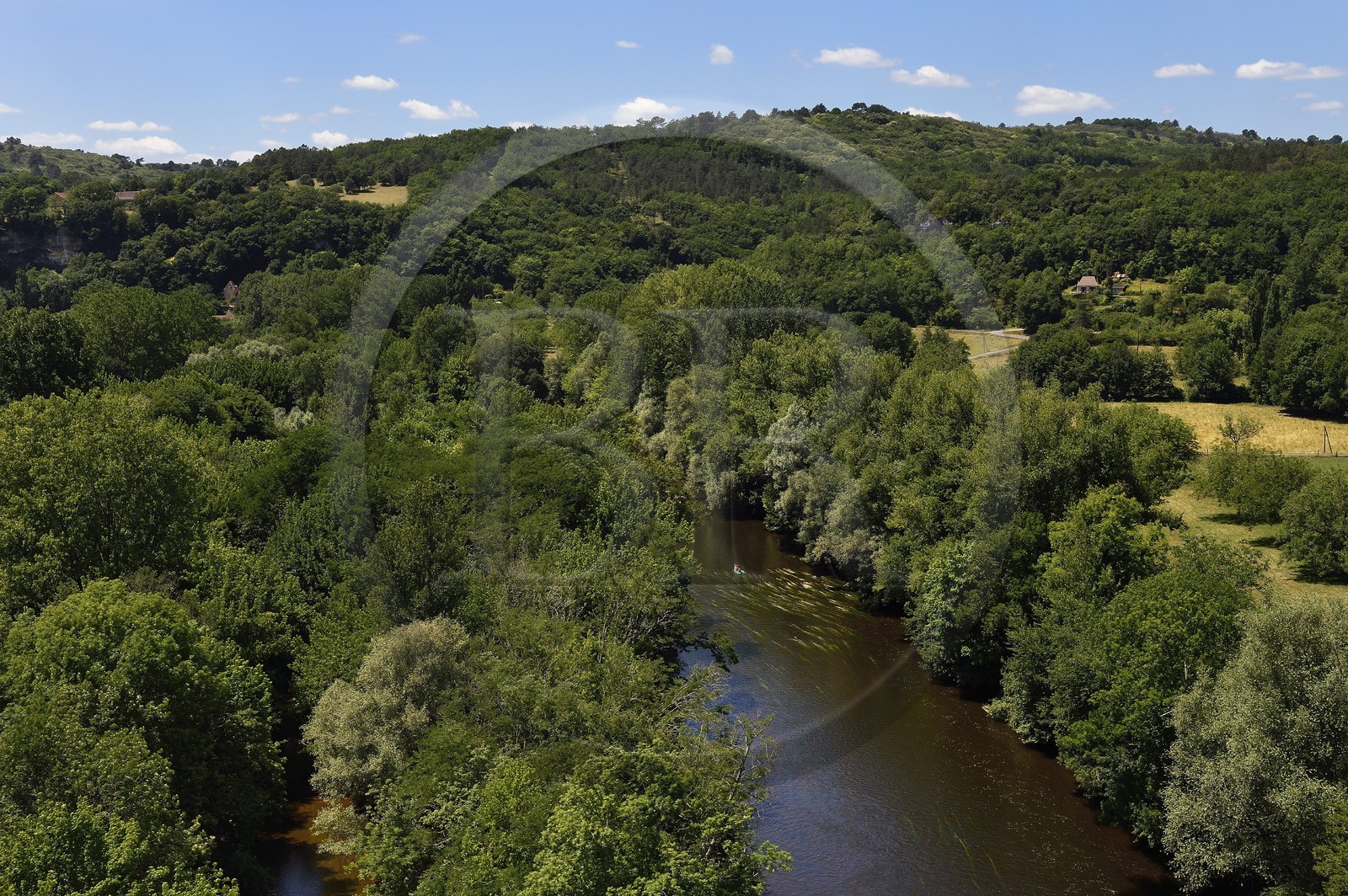 France, Dordogne (24), Périgord Noir, vallée de la Vézère à Peyzac-le-Moustier, kayak sur la rivière Vézère (vue aérienne)