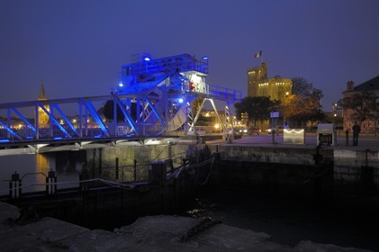 France, Charente-Maritime (17), La Rochelle, le pont à bascule à l'entrée de l'ancien Bassin des Chalutiers et la Tour Saint-Nicolas