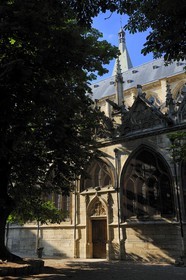 France, Paris (75), Eglise Saint-Séverin , jardin qui remplace l'ancien charnier qui était devant l'église