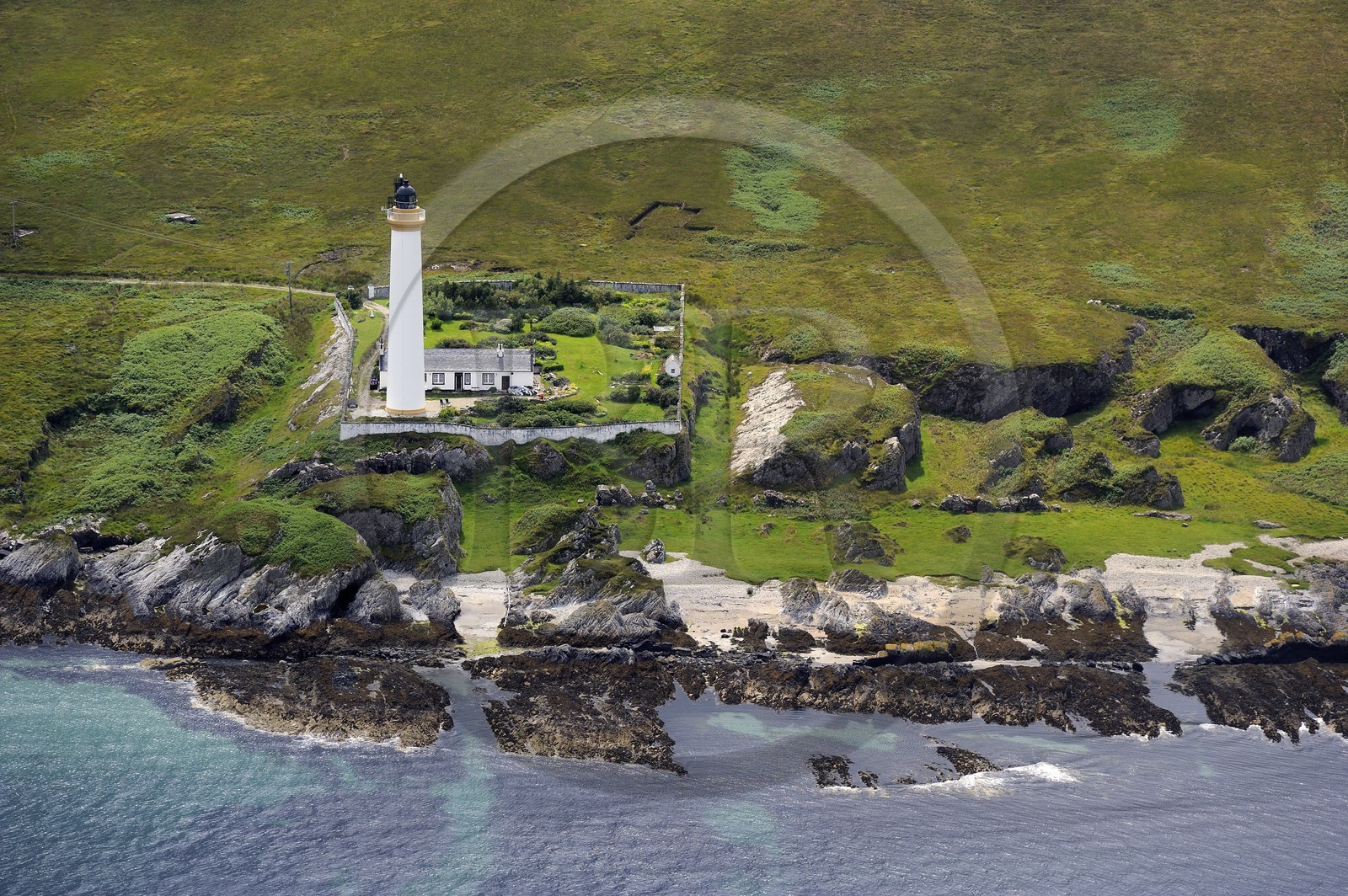 Royaume-Uni, Ecosse, Hébrides intérieures, Ile de Islay, phare de Rhuvaal à une des entrées du Sound of Islay (vue aérienne)