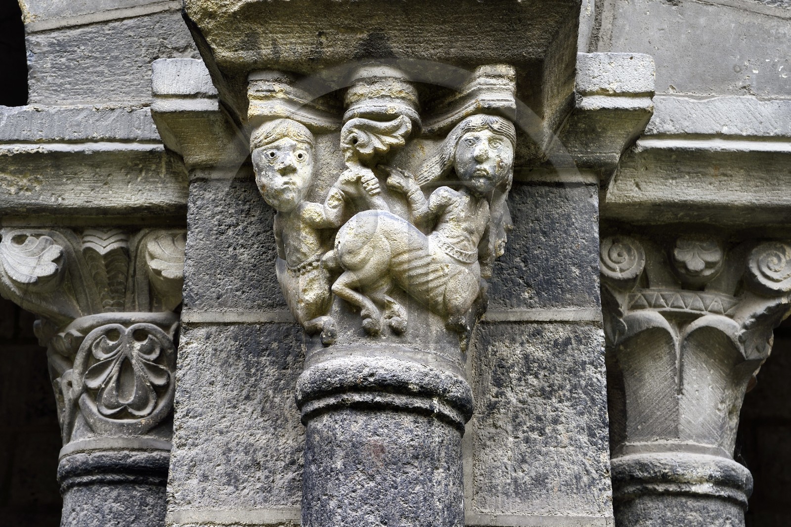 France, Haute-Loire (43), Le Puy-en-Velay, étape des chemins de Compostelle, la cathédrale Notre-Dame-de-l'Annonciation du XIIe siècle classée Patrimoine Mondial de l'UNESCO, le cloitre, chapiteau de style art roman montrant un centaure qui tient par la queue une centauresse