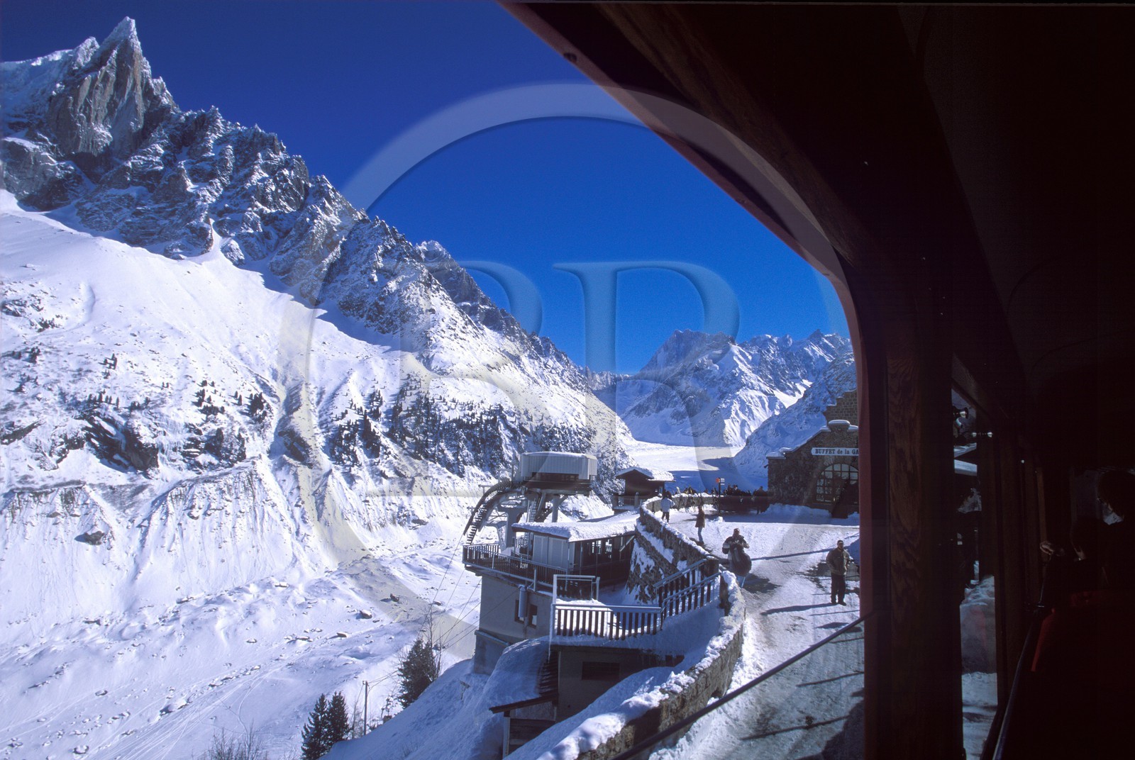 France, Haute-Savoie (74), vallée de Chamonix, arrivée en train à crémaillère à la mer de glace aux pied de l'Aiguille verte dans la Vallée Blanche, Mont-Blanc, gare de Montenvers