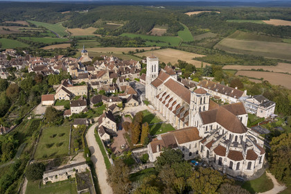 France, Yonne (89), parc naturel régional du Morvan, Vézelay, classé au Patrimoine Mondial de l'UNESCO, labellisé Les Plus Beaux Villages de France, point de départ de l'une des principales voies de pèlerinage de Saint-Jacques-de-Compostelle, la colline et la basilique Sainte-Marie-Madeleine (vue aérienne)