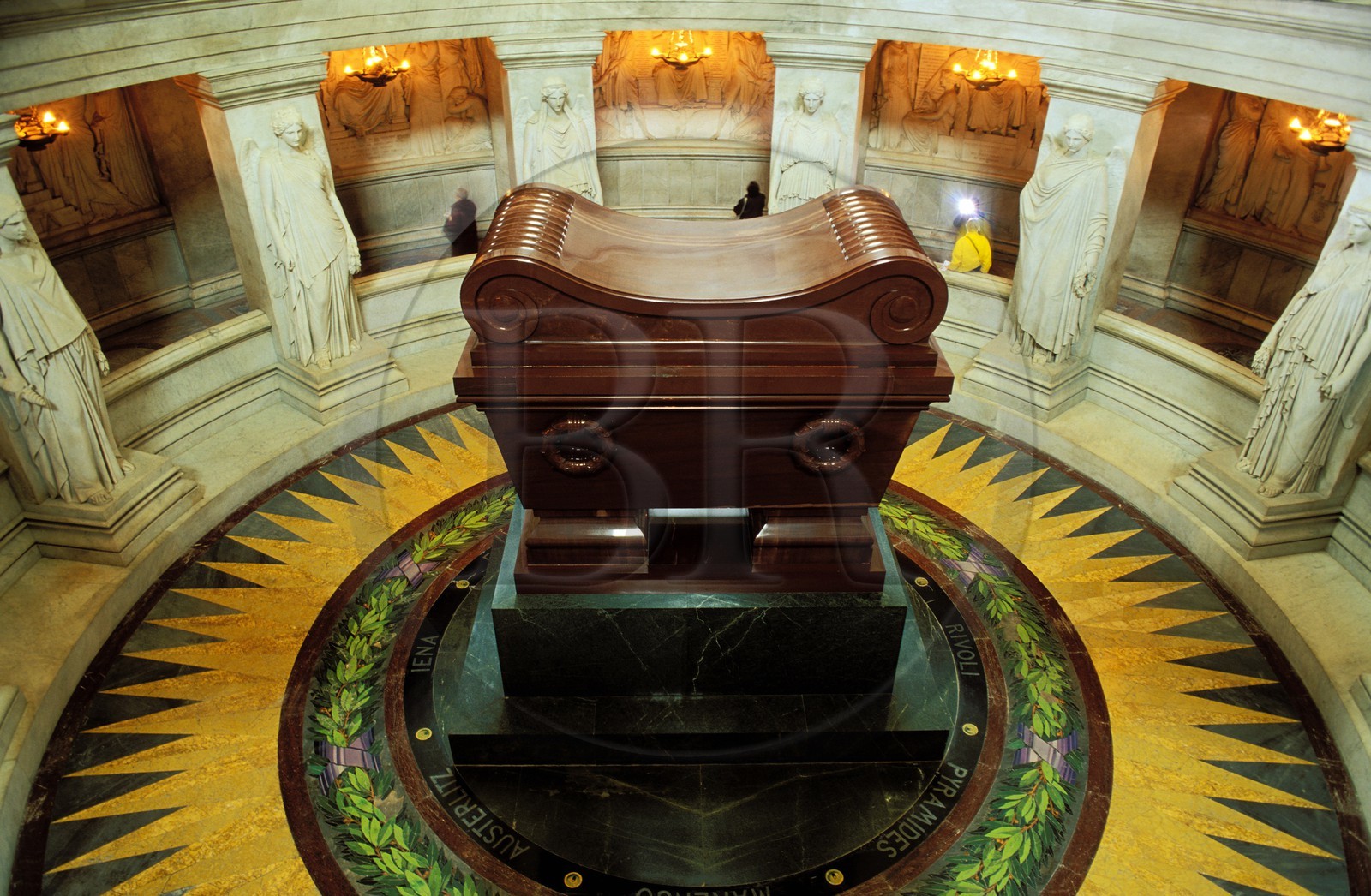 France, Paris (75), hôtel des Invalides, église du dôme, tombeau de Napoléon et les douze statues de Victoire par Jean-Jacques Pradier