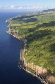 France, île de la Réunion, la Route du Littoral au pied des falaises entre le Port et Saint-Denis (vue aérienne)