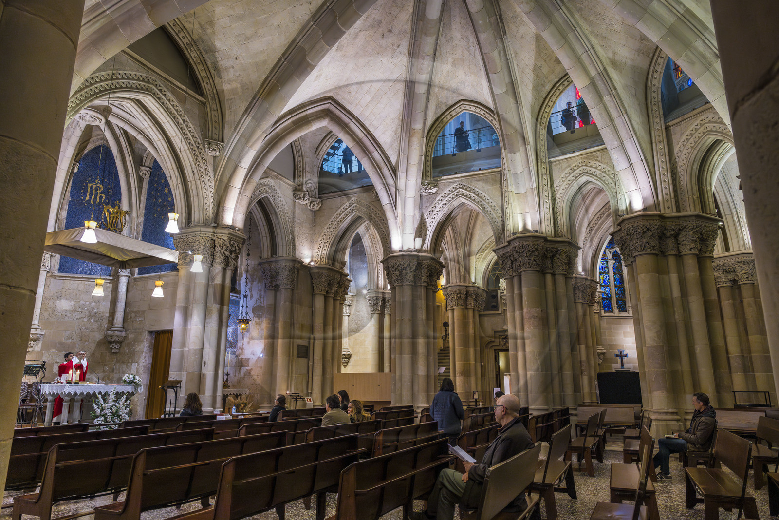 Espagne, Catalogne, Barcelone, quartier de l'Eixample, basilique de la Sagrada Familia de l'architecte du modernisme catalan Antoni Gaudi classée Patrimoine Mondial de l'UNESCO, la crypte du temple de style néo-gothique sert d’église paroissiale, le prêtre Joby Sebastian Kappiparambil célèbre la messe