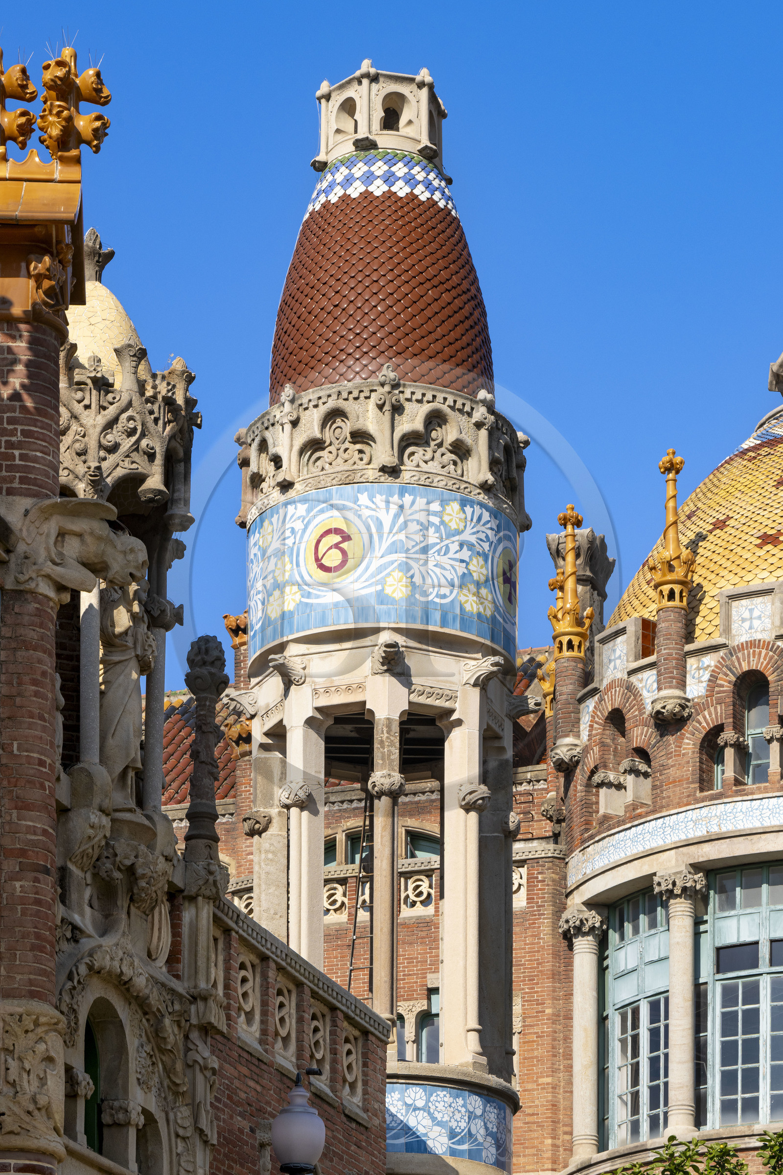 Espagne, Catalogne, Barcelone, quartier d'El Guinardo, ancien Hospital de la Santa Creu i de Sant Pau classé Patrimoine Mondial de l'UNESCO, de style moderniste par l'architecte Domenech i Montaner, aujourd'hui un musée et un centre culturel, détail de la décoration des pavillons