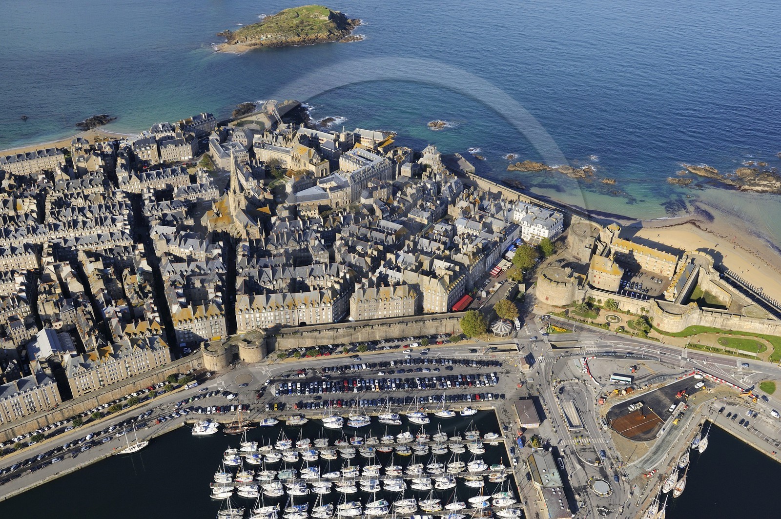 France, Ille-et-Vilaine (35), côte d'émeraude, la vieille ville fortifiée de Saint-Malo à l'abris de ses remparts et le chateau (vue aérienne)