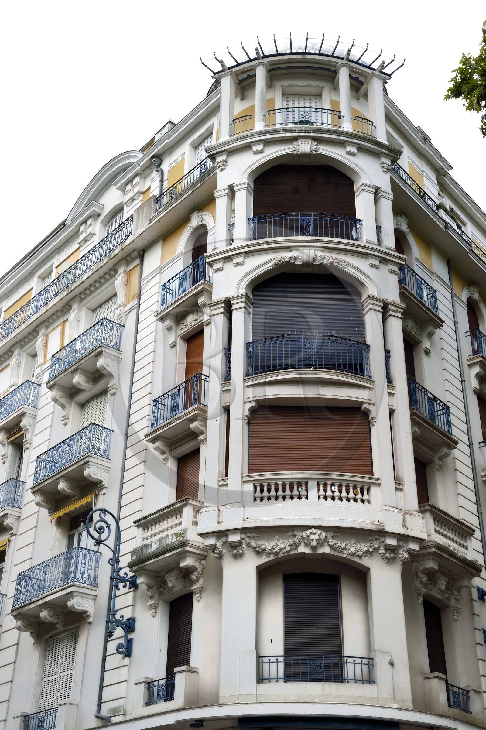 France, Allier (03), Vichy, l'ancien Grand Hotel du Parc abritait les bureaux du chef du régime de Vichy, Philippe Pétain (volets noirs), et de Pierre Laval (volets bruns) pendant l'occupation