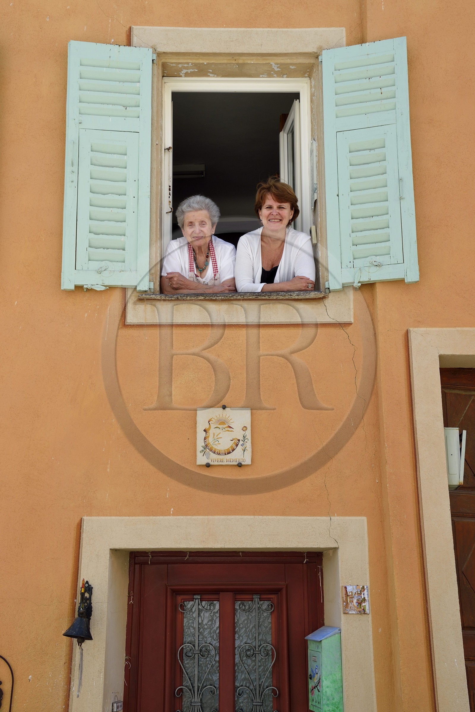 France, Alpes-Maritimes (06), vallée de la Roya (arrière-pays niçois), au pied du parc national du Mercantour, Saorge, deux habitantes du village