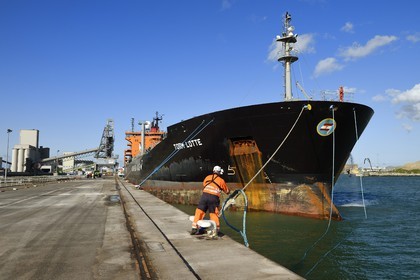 France, Charente-Maritime (17), La Rochelle, le Port Atlantique La Rochelle, port de commerce, quais dépendant de la société Sica Atlantique, lamaneur à la manoeuvre sur un tanker transportant des produits pétroliers