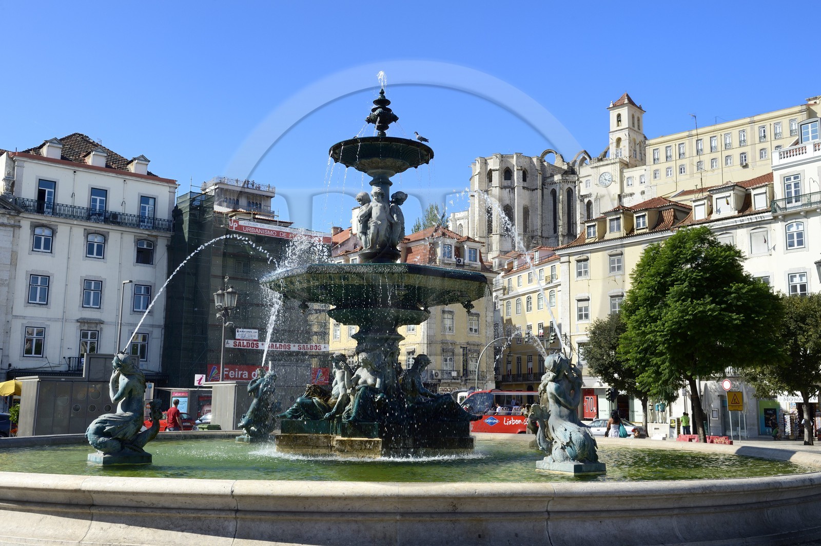 Portugal, Lisbonne, quartier de Baixa pombalin, Praça Dom Pedro IV (Rossio), fontaine baroque et l'église do Carmo en arrière-plan