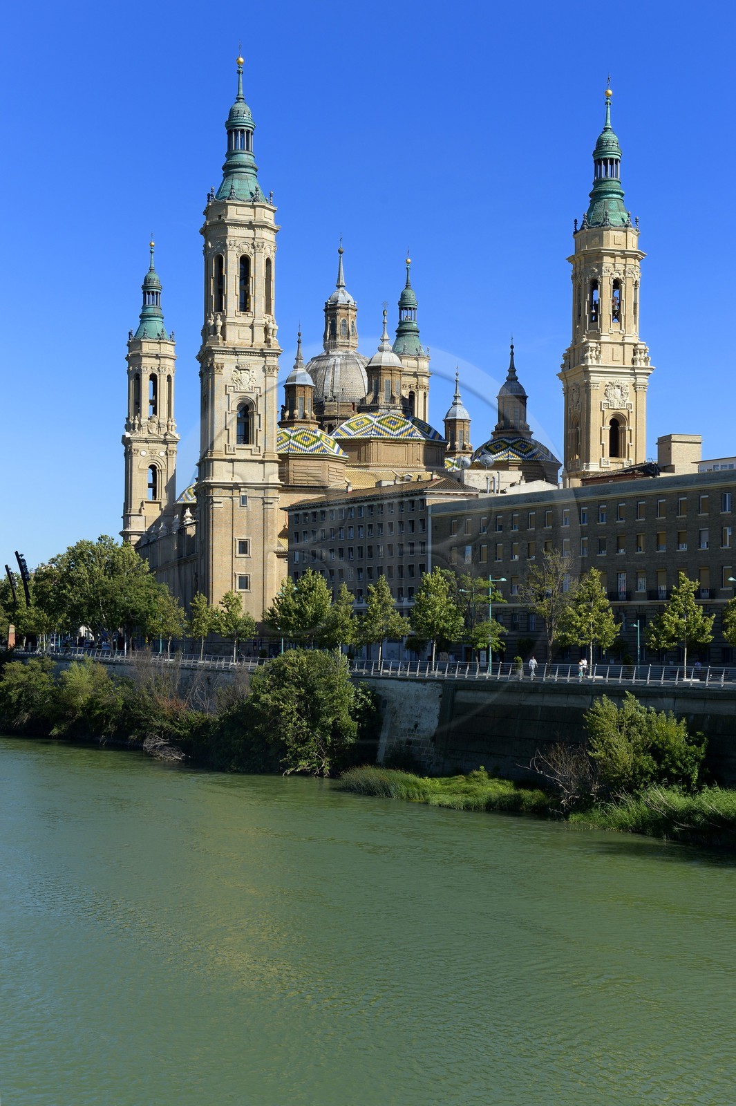 Spain, Aragon, Zaragoza, Basilica del Pilar (Our Lady of Pilar) and the river Ebro