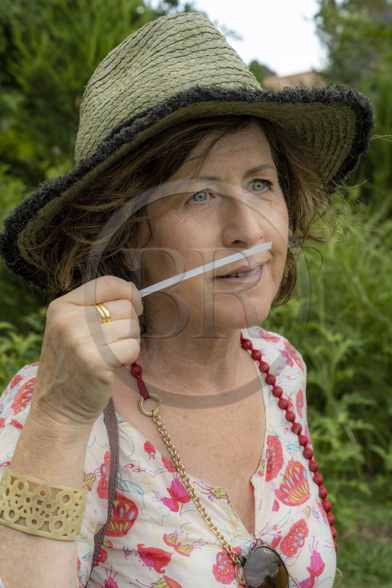 France, Alpes-Maritimes (06), Mouans-Sartoux, Jardins du Musée International de la Parfumerie​ (MIP), Corinne Marie- Tosello, une Nez designer d’ateliers olfactifs, compare des senteurs