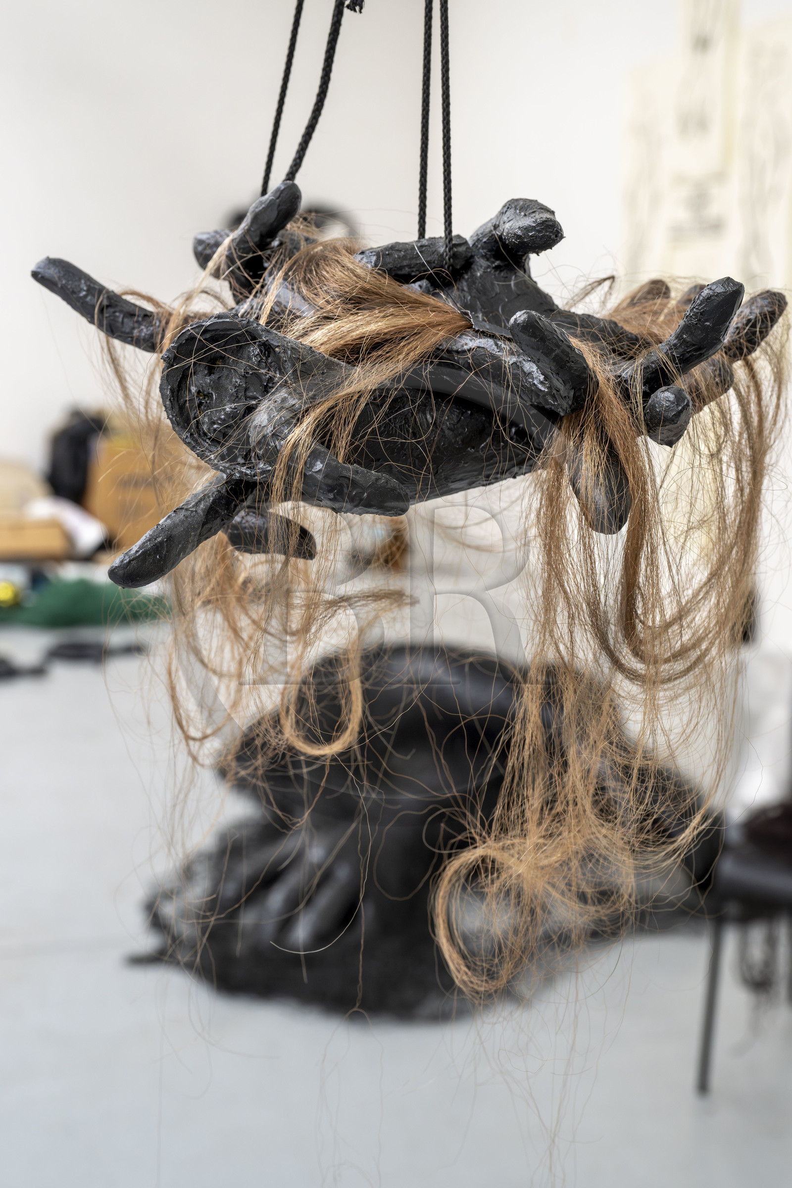 France, Hauts-de-Seine (92), Malakoff, oeuvres en cours dans l'atelier de l'artiste Annette Messager