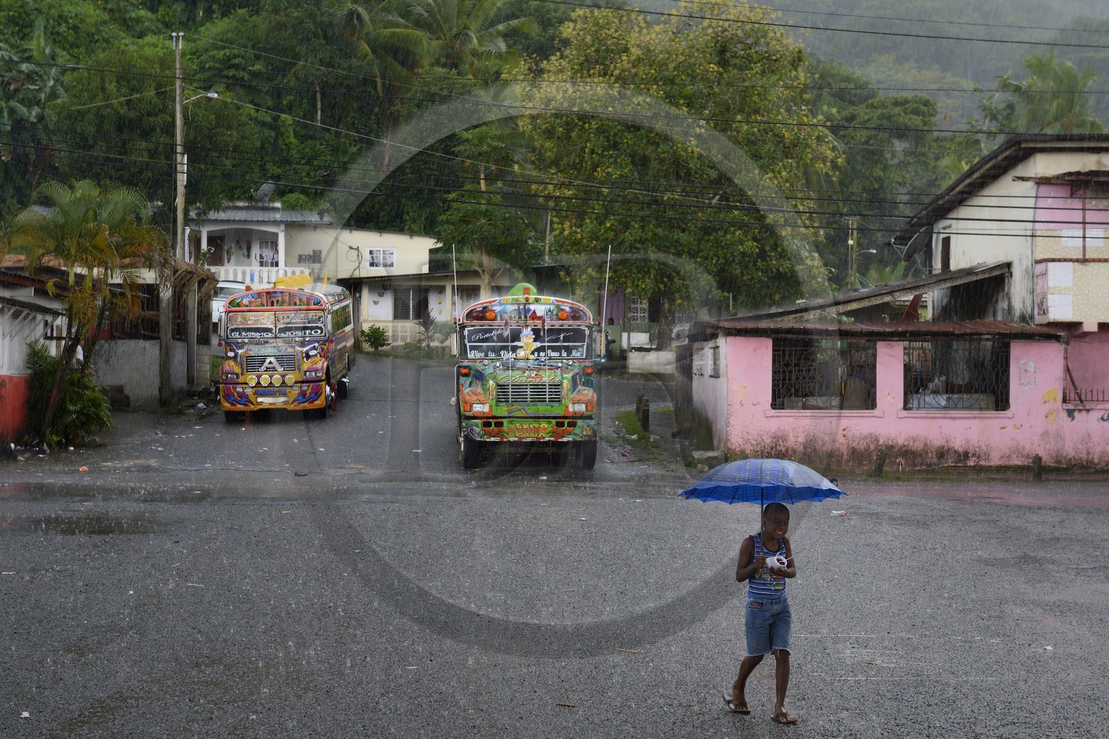 Panama,  province de Colon, Portobelo, bus appellés Diablo Rojo (Diable Rouge) recouverts de peintures criardes