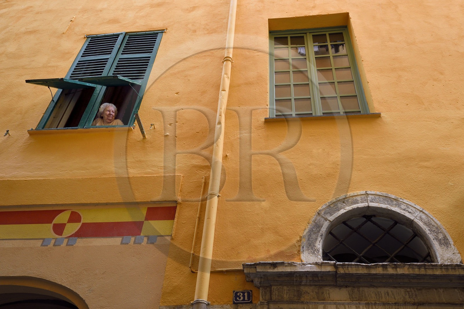 France, Alpes-Maritimes (06), Nice, quartier du Vieux Nice, femme à la fenêtre rue Benoit Bunicau