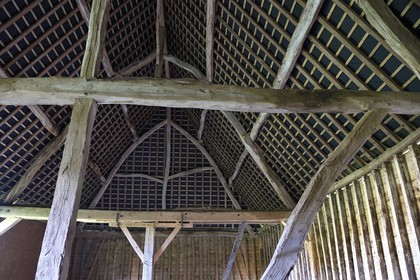 France, Seine-Maritime (76), Pays de Caux, Harcanville, clos masure La Bataille, charpente de la grange